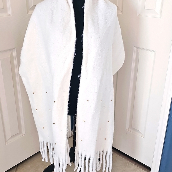 New Nordstrom Rack Faux Pearl Embellished Fring Soft Cream Scarf - Picture 10 of 12